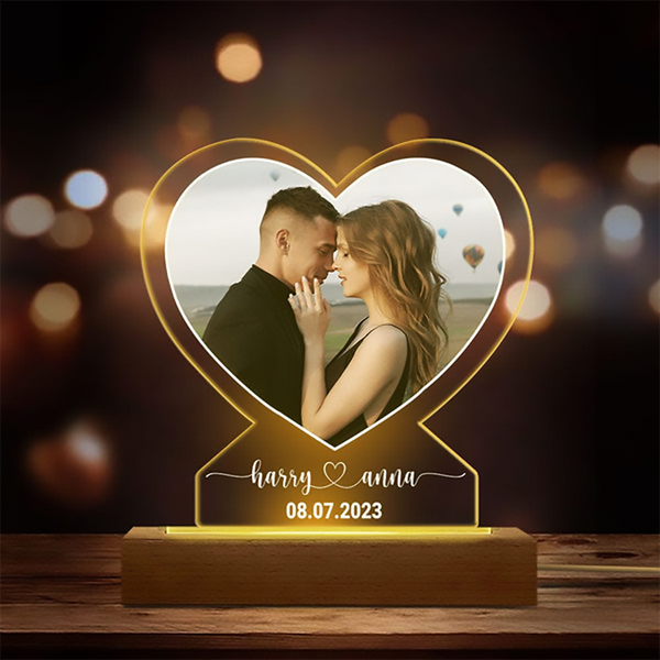Personalized 3D LED Light with Wooden Base – custom photo, names, and anniversary year. A romantic gift for couples, weddings, anniversaries, or Valentine’s Day.