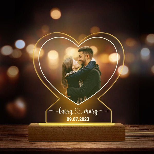 Personalized 3D LED Light with Wooden Base – custom photo, names, and anniversary year. A romantic gift for couples, weddings, anniversaries, or Valentine’s Day.
