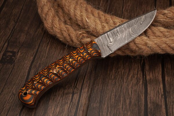 8.5 inch Handmade Damascus Steel Hunting Knife with Grooved Pakkawood Handle and Leather Sheath